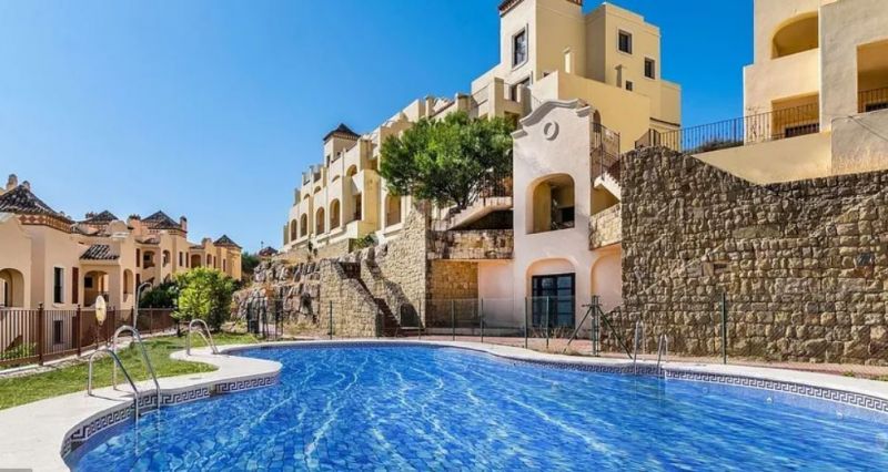 Casas con piscina comunitaria, la mejor manera de afrontar el calor del verano