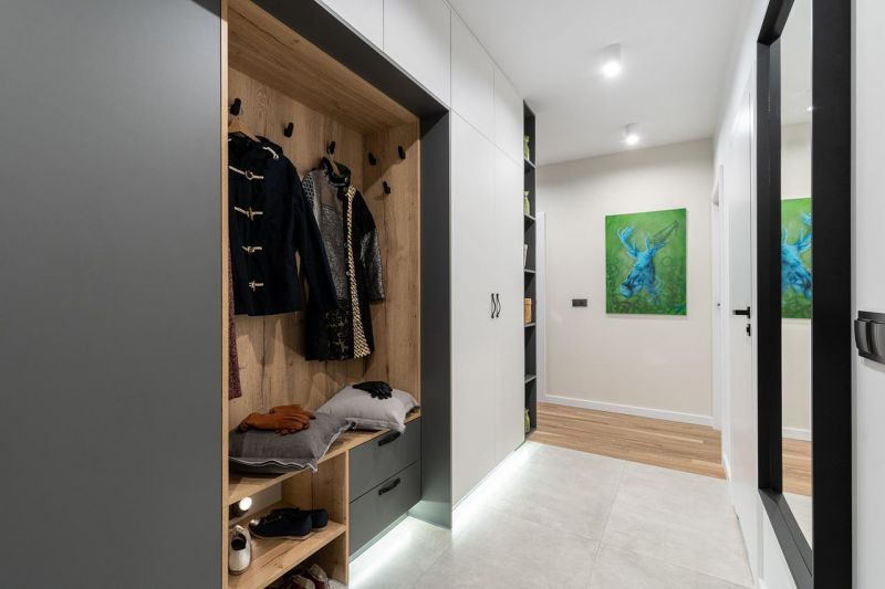 Si tu dormitorio no es muy grande y tienes un armario, en él puedes  instalar…  Diseño de armario para dormitorio, Puertas corredizas para  closet, Puertas de closet