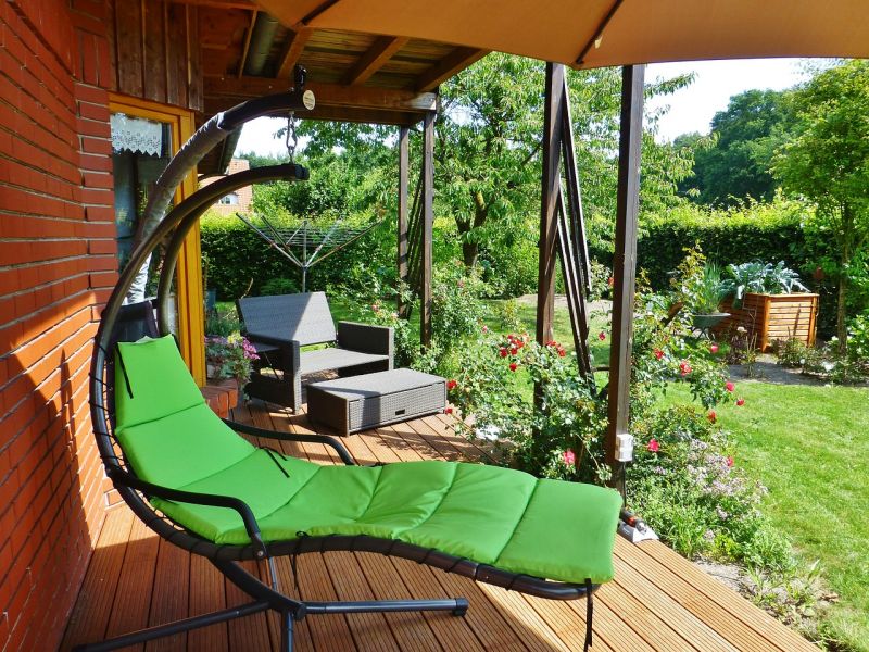 Como pronto estrenaremos la temporada estival, nada mejor que poner a punto nuestra casa, desde la terraza al jardín, pasando por otros espacios interiores. ¿Cómo aplicar las tendencias de decoración veraniegas a tu hogar? Material deseado en la terraza Tuandco aconseja que el material deseado ahora son los muebles de madera, al ser un material natural y resistente. También el mimbre, un material ecológico y resistente que se adapta muy bien a los espacios exteriores. El ratán, natural que proviene de una planta trepadora. Es resistente y muy versátil, por lo que puedes encontrar muebles de diferentes estilos y diseños. Mientras que el metal es también resistente y permite elegir entre diversos tipos de metal, como hierro, aluminio o acero inoxidable. Cuidado con las plantas Hay que elegir bien las que queremos porque deben aportar vida a nuestros espacios exterior. Elige las de temporada y ten cuidado con aquellas que son plantas venenosas de exterior. Los expertos de Kronos Homes apuntan que las plantas venenosas de exterior hay que evitar tenerlas tanto en la terraza, como en el jardín. Es el caso de la estrella de Belén, la adelfa, el estramonio, o el peyote. Mientras que hay las plantas perjudiciales para alérgicos, algo bastante común en esta época, como el crisantemo, el abedul, el jazmín o las gramíneas que deben tenerse en cuenta para la decoración de casa. Ilumina la terraza y jardín Analizando estos estilos de decoración, desde idealista ensalzan la iluminación. A diferencia de lo que se cree, no hace falta colocar grandes lámparas o carísimos focos, los farolillos y las guirnaldas son una opción mucho más económica que te ayudarán a conseguir un amiente íntimo y cálido. También puedes optar por opciones ecológicas como las guirnaldas solares, que se cargan con la luz del sol y te iluminarán durante la noche. Si eliges farolillos, puedes escoger distintos diseños, tamaños y colores. Bordados textiles Vuelven los bordados en los textiles. Y para este verano se verán tanto fuera como por dentro. En 2023 la preocupación por generar el menor impacto posible en el medio ambiente es una prioridad. Así lo establece Leroy Merlin, por ello, el bordado se alza como una de las técnicas artesanales de tendencia en cojines, sábanas, manteles o cortinas. Esta técnica de diseño en hilo ofrece acabados únicos y un toque muy especial en la decoración Sostenibilidad El estudio realizado por APE Grupo, con la investigación de Futurea y la colaboración del Consejo General de Colegios Oficiales de Decoradores y Diseñadores de Interior de España, Casa Decor, Fundació del Disseny de la Comunitat Valenciana y Strabe, analiza el futuro del diseño en los espacios que habitamos: viviendas, hoteles, oficinas y retail. Y posicionan la sostenibilidad como eje central de la decoración actual. En cuanto a viviendas, se impone así la reducción del tamaño, un diseño más saludable y la adaptación al envejecimiento son las tendencias en el hogar. Además, las generaciones jóvenes redefinen el concepto de vivienda como un sentimiento, más que como un lugar concreto. Mientras que en 2022 la tendencia en los hogares era hacia la apertura al exterior, este año se ha producido un cambio hacia la sostenibilidad y la eficiencia energética, siendo esta última un factor importante para el 32,5% de los profesionales, en comparación con el 15% del año anterior. Cerámica en paredes Desde Leroy Merlin dan a conocer que hay una latente preocupación por apostar por materiales naturales y esto se ve también en las paredes. Los revestimientos cerámicos no solo aportan confort y funcionalidad, también contribuyen a mejorar la estética y ayudan a dar altura visual ganando profundidad. Además, los puedes incluir en cualquier estancia de tu casa, desde salones y dormitorios hasta cocinas o baños. Un toque boho Hace años que acaba siendo un estilo en tendencia. Hogarmania en su web destaca que se llevan estilos más sencillos que incluyan mucho blanco y un toque de color. Para ello, es muy común introducir unas sillas de colores que den alegría y originalidad al balcón, además de un toque personalizado a nuestra decoración de exteriores.